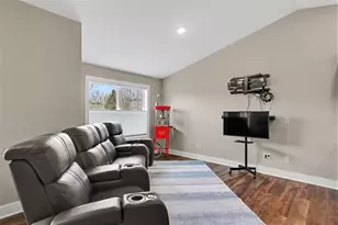 1369 S Village Cir, Kalamazoo, MI 49009 - Photo 7