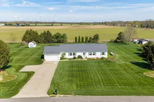 70915 Sterling Dr, Edwardsburg, MI 49112 - Photo 3
