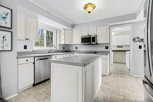 15698 Oakhill Ct, Livonia, MI 48154 - Photo 11