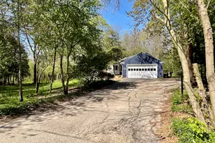 2737 Meadowvale Dr SE, Grand Rapids, MI 49506 - Photo 3
