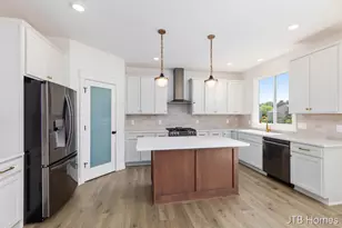 7870 Woodhurst Dr NE, Rockford, MI 49341 - Photo 9