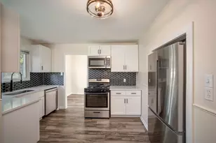 28465 N Clements Cir, Livonia, MI 48150 - Photo 9