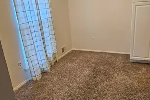 20016 Village Green Ct, Brownstown, MI 48183 - Photo 5