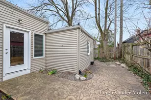 1129 Kenesaw Dr SE, East Grand Rapids, MI 49506 - Photo 15