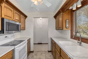 2160 Fox Ridge Dr NE, Grand Rapids, MI 49505 - Photo 11