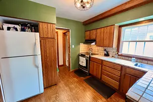 754 Oakridge Dr, Jackson, MI 49203 - Photo 9