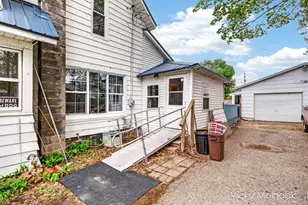 521 W Court St, Hastings, MI 49058 - Photo 5