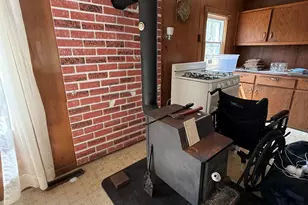 26 Fayette St W, Hillsdale, MI 49242 - Photo 9