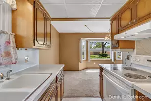 929 Village Ln, Jenison, MI 49428 - Photo 13