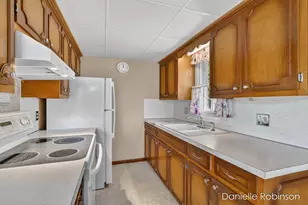 929 Village Ln, Jenison, MI 49428 - Photo 11