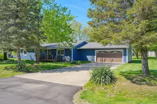 124 Carlysle Dr, Brooklyn, MI 49230 - Photo 1