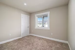 6 Maple Vlg Ct, Ann Arbor, MI 48103 - Photo 9