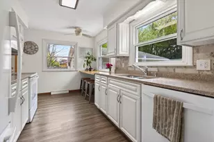 2767 Oakwood Ln, Saint Joseph, MI 49085 - Photo 5