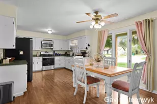 401 Kingwood Dr, Holland, MI 49424 - Photo 7