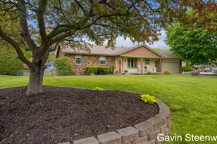401 Kingwood Dr, Holland, MI 49424 - Photo 3