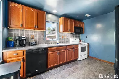 146 S Carleton Drive, Battle Creek, MI 49017 - Photo 3