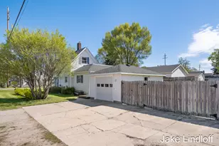 322 E Gardner St, Sparta, MI 49345 - Photo 5