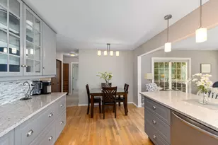 996 Colonial Ct, Holland, MI 49423 - Photo 5