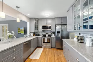 996 Colonial Ct, Holland, MI 49423 - Photo 3