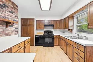 1077 Riverside Dr, Battle Creek, MI 49015 - Photo 7
