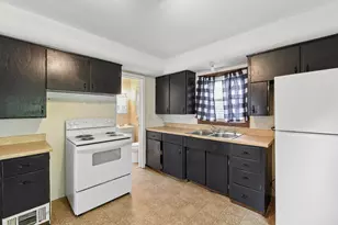 1017 McAllister Ave, Benton Harbor, MI 49022 - Photo 5