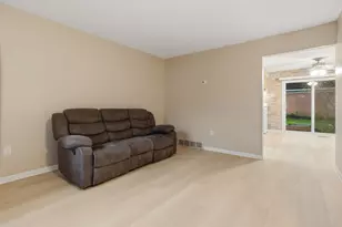 45315 Kensington St, Utica, MI 48317 - Photo 7