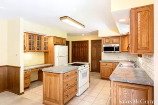 1746 Edgewood Ave SE, Grand Rapids, MI 49506 - Photo 9