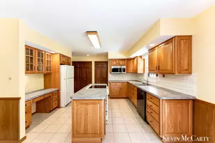 1746 Edgewood Ave SE, Grand Rapids, MI 49506 - Photo 7