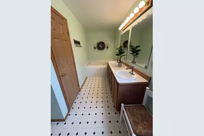 8876 Swancrest Drive, Saginaw, MI 48609 - Photo 11