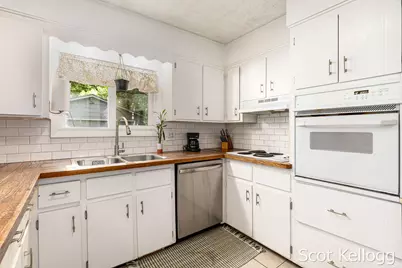 1426 Lewison Avenue NE, Grand Rapids, MI 49505 - Photo 11