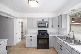1073 Sweet St NE, Grand Rapids, MI 49505 - Photo 9