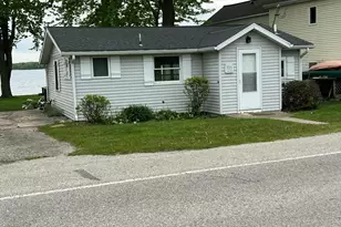 816 Lakeview Dr, Fremont, MI 49412 - Photo 1