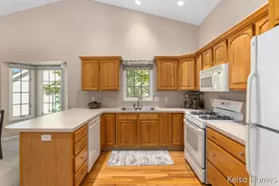 2009 Bryceway Ct NE, Grand Rapids, MI 49505 - Photo 9