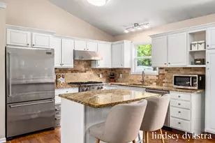 2206 Thistledowne Dr NE, Grand Rapids, MI 49505 - Photo 9