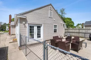 2142 Emerald Ave NE, Grand Rapids, MI 49505 - Photo 5