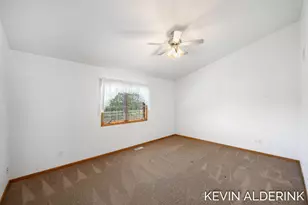 8872 N Peninsula Ct, Zeeland, MI 49464 - Photo 17