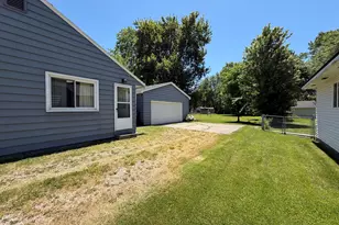 615 Riddle St, Howell, MI 48843 - Photo 3