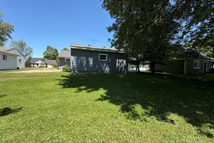 615 Riddle St, Howell, MI 48843 - Photo 5