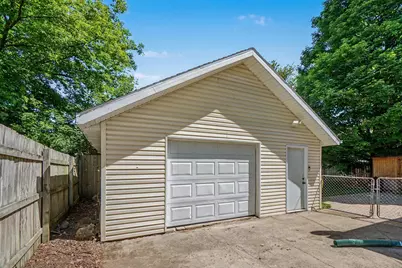 425 E Walnut Street, Hastings, MI 49058 - Photo 5