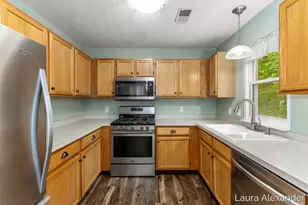 8507 Courtland Dr NE, Rockford, MI 49341 - Photo 9