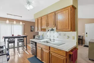 7652 Woodview Dr, Waterford, MI 48327 - Photo 7