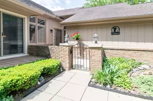 37648 N Laurel Park Dr, Livonia, MI 48152 - Photo 3