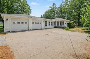 1358 N Lakeshore Dr, Ludington, MI 49431 - Photo 3