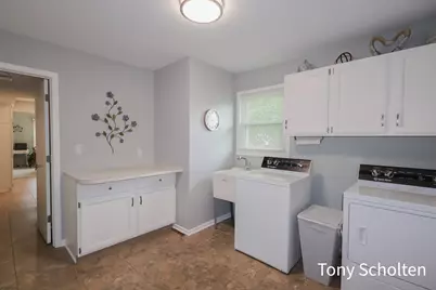 7537 Woodside Drive, Hudsonville, MI 49426 - Photo 13