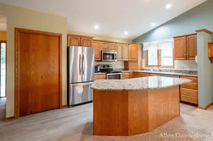 1946 Lakeview Dr, Zeeland, MI 49464 - Photo 15