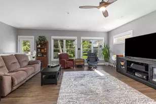 945 Kensington St NW, Grand Rapids, MI 49534 - Photo 9