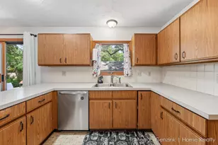 195 Surry Oak Dr, Holland, MI 49424 - Photo 9