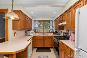 17 Burr Oak St NE, Grand Rapids, MI 49505 - Photo 9