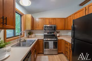 1344 Gladstone Dr SE, Grand Rapids, MI 49506 - Photo 11
