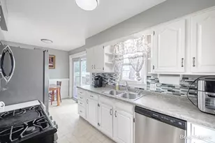 1852 Collingwood Ave SW, Wyoming, MI 49519 - Photo 9